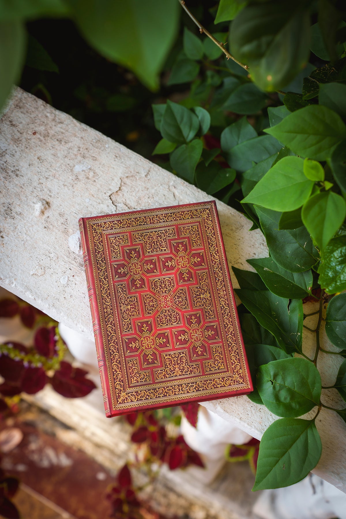 Paperblanks War of the Roses Ultra Hardback Journal – Plain, 144 Pages – lifestyle image