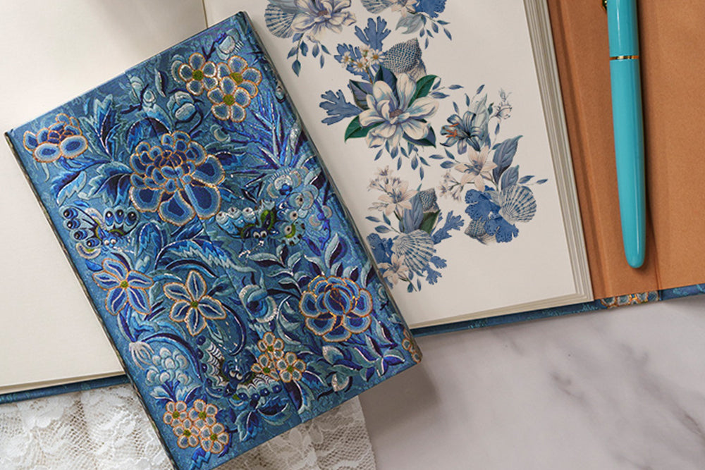 Paperblanks 2027 Blue Willow Midi Softback Flexi Diary – Week-to-View Vertical – design detail