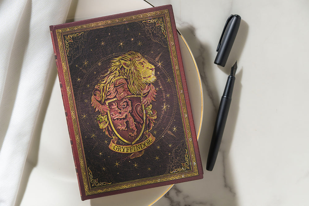 Paperblanks 2027 Gryffindor Diary Mini Hardback Diary – Week-to-View with Notes (Verso) – design detail