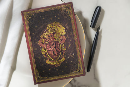 Paperblanks 2027 Gryffindor Diary Mini Hardback Diary – Week-to-View with Notes (Verso) – design detail
