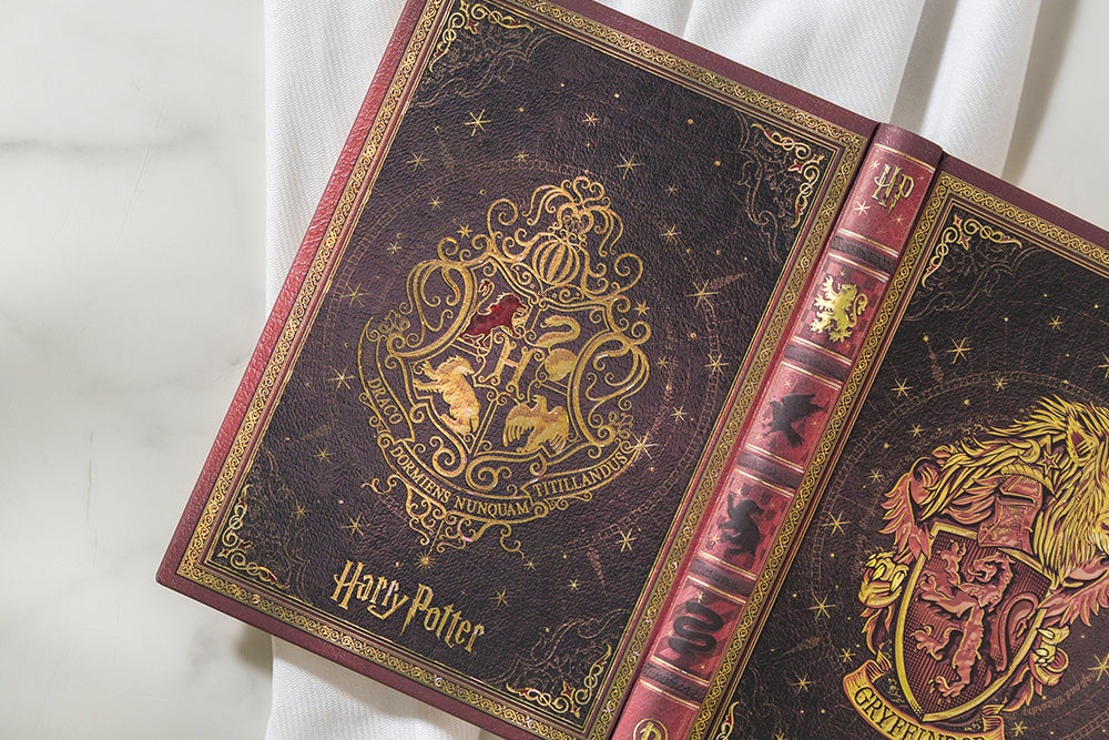 Paperblanks 2027 Gryffindor Diary Mini Hardback Diary – Week-to-View with Notes (Verso) – design detail
