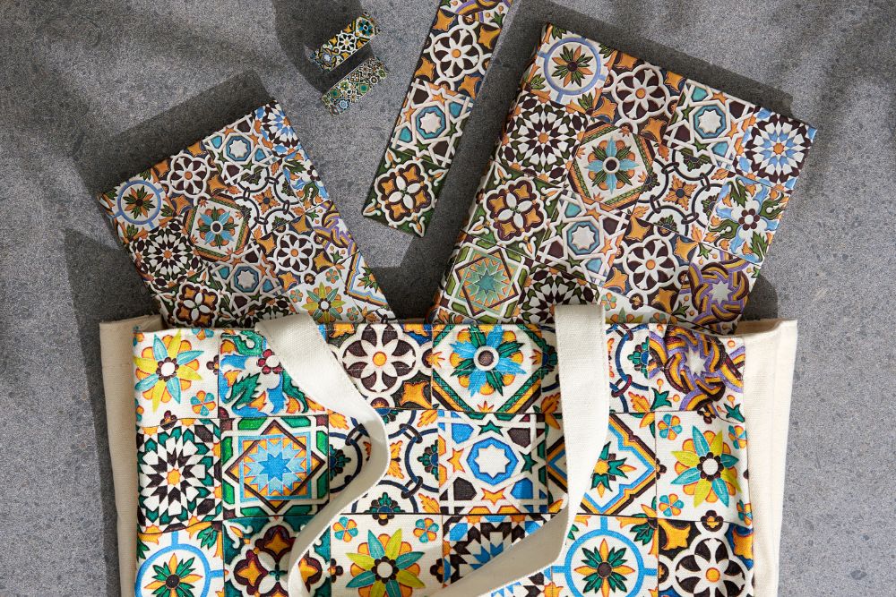 Paperblanks Porto Midi Hardback Journal – Dot Grid, 176 Pages – design detail