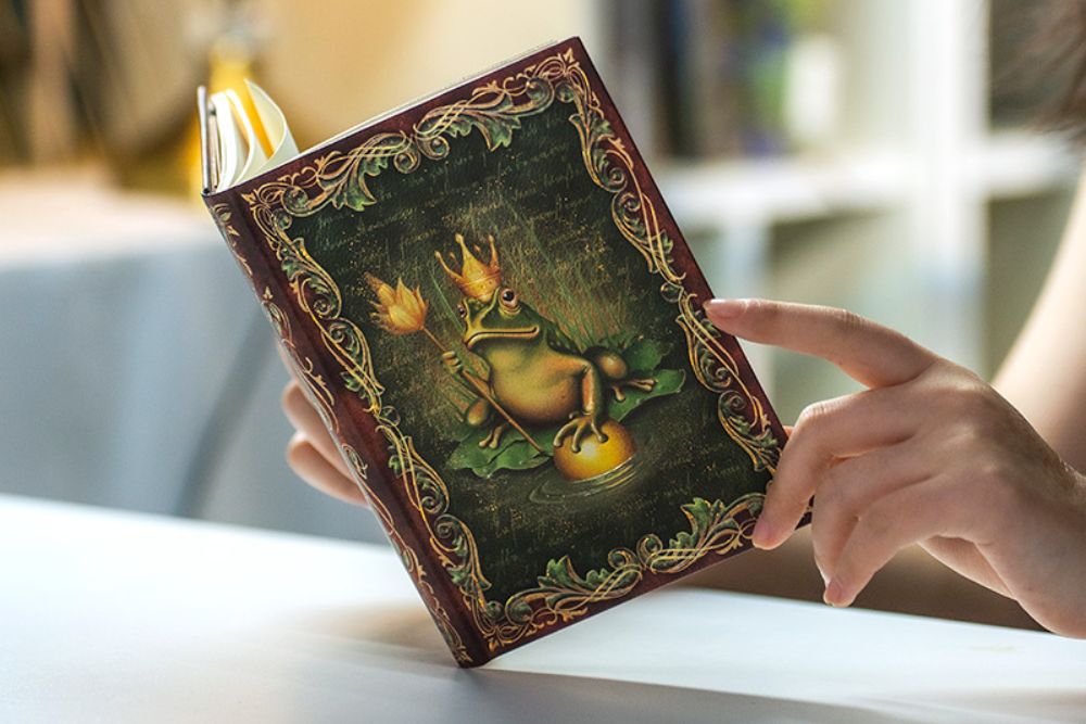 Paperblanks The Brothers Grimm, Frog Prince Pencil Case – design detail